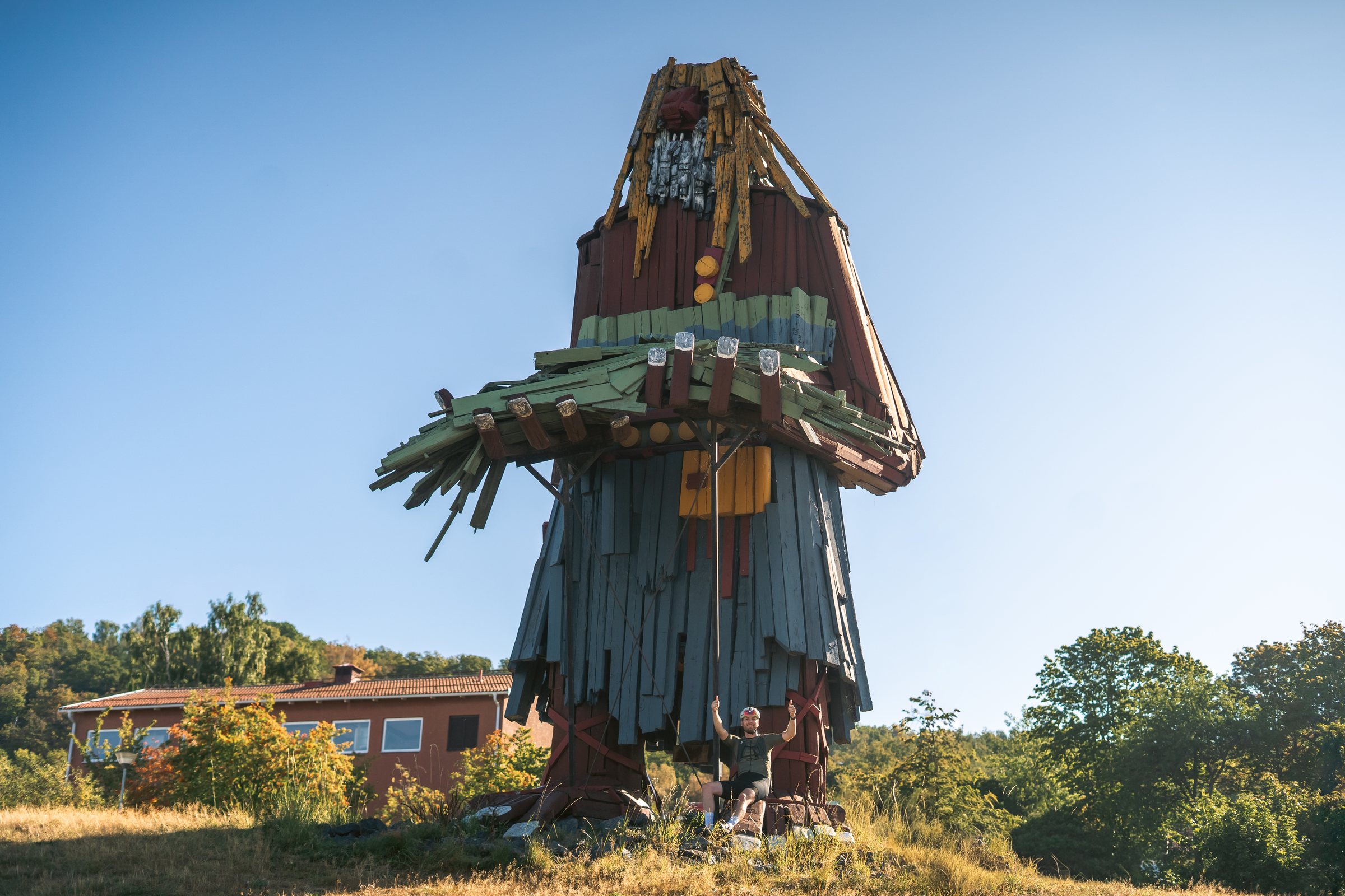 The wooden giant sculpture Jätten Vist by the road outside Huskvarna