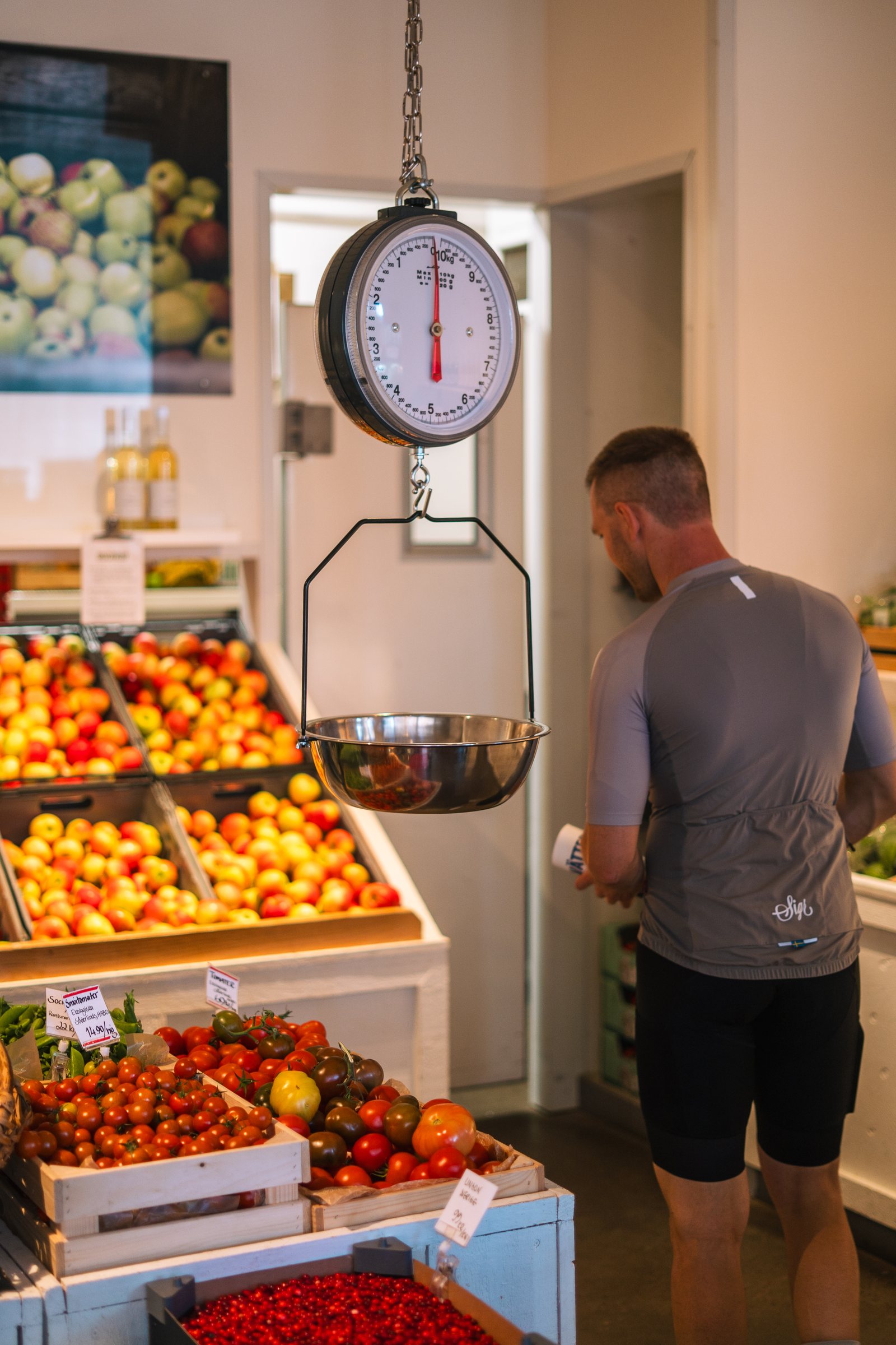 Cyclist browsing fruit in the Rudenstams farm shop