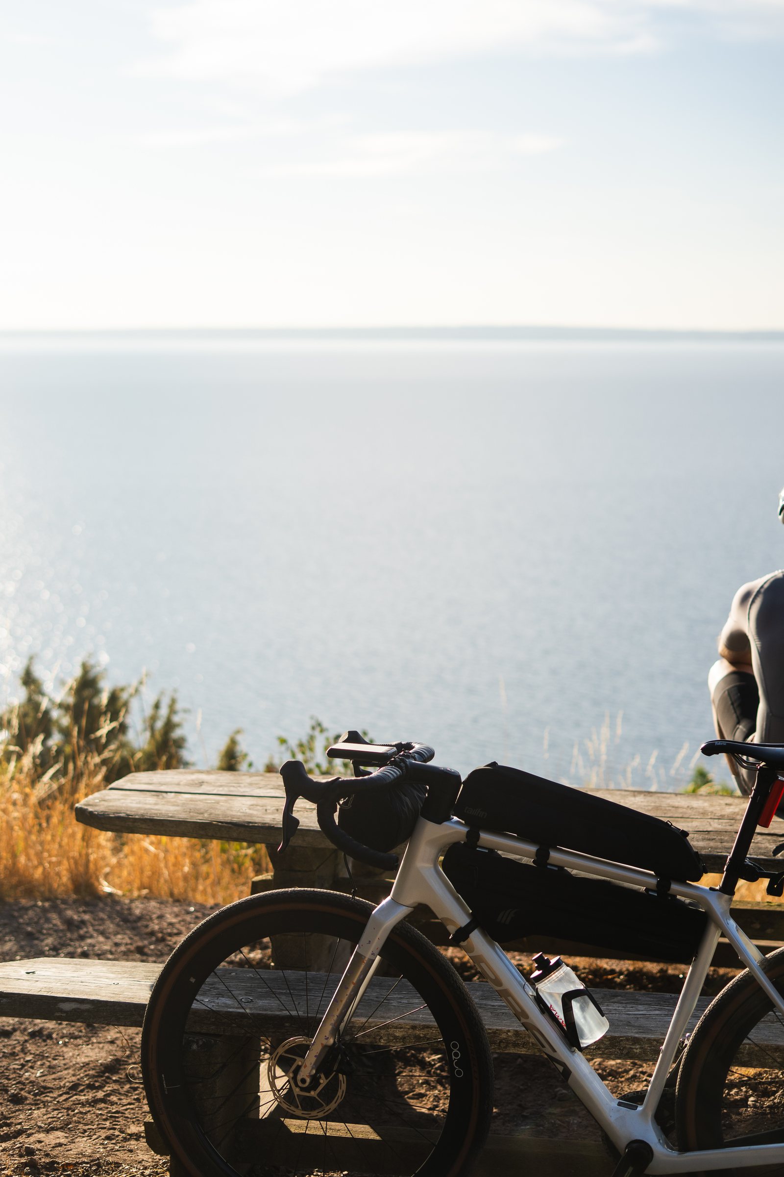Loaded gravel bike by a picnic table high above Lake Vättern