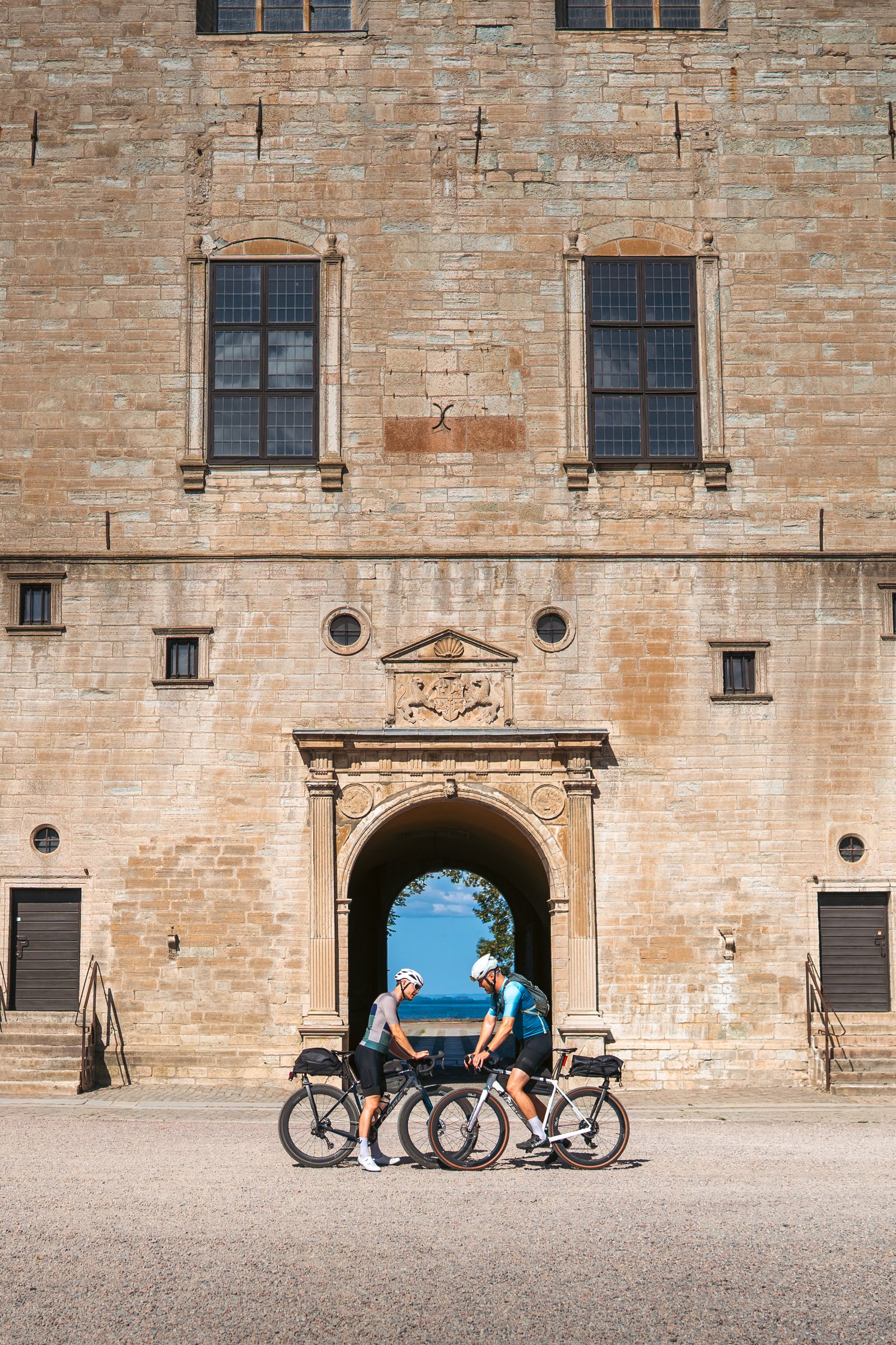 Two cyclists at the gate of Vadstena castle