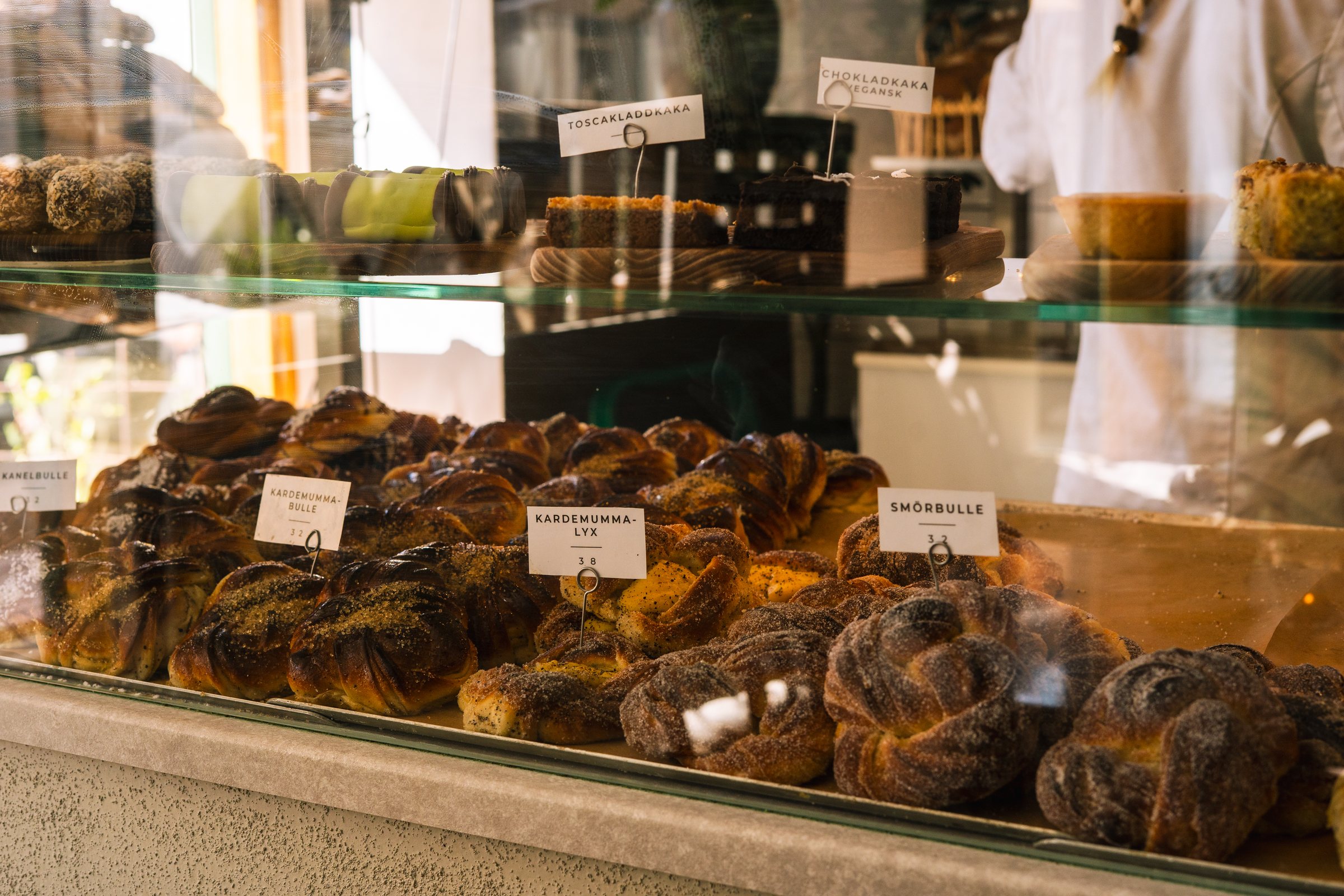 Cinnamon buns and pastries in the counter at Bageri Hamilton